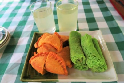 Curry Puff and Pancake Roll with Pandan Drink